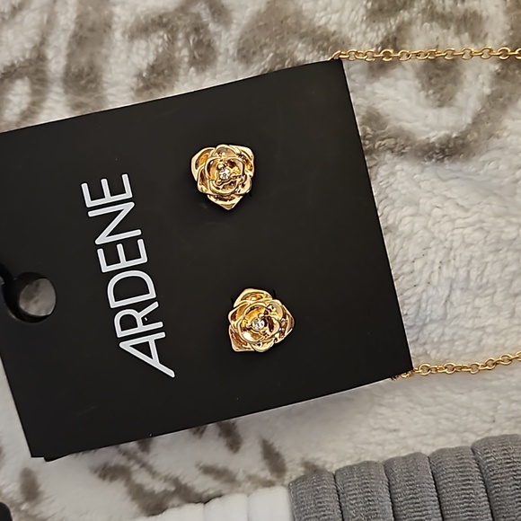 Earrings and necklace - Picture 2 of 4